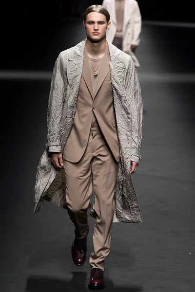 Look 16